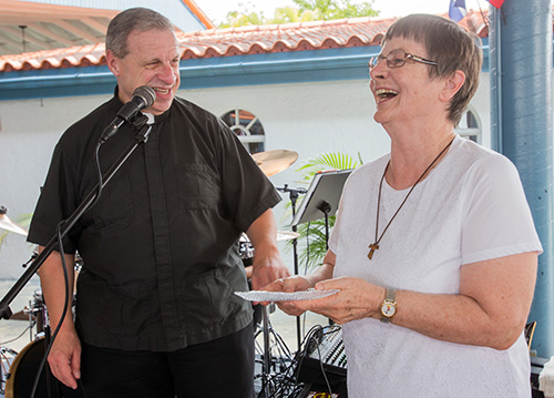 Mons. Pablo Navarro sonríe con la Hna. Franciscana Ann McDermott, la tercera directora de la Oficina de Ministerios Laicos, que recibió una placa de reconocimiento por sus años de servicio.