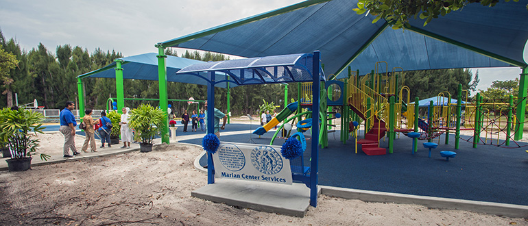 Vista del nuevo Gimnasio y Parque Deportivo Hna. Lucia en el Centro Mariano, que incluye una estructura de juegos para subir y deslizarse, columpios y una cancha de baloncesto renovada.