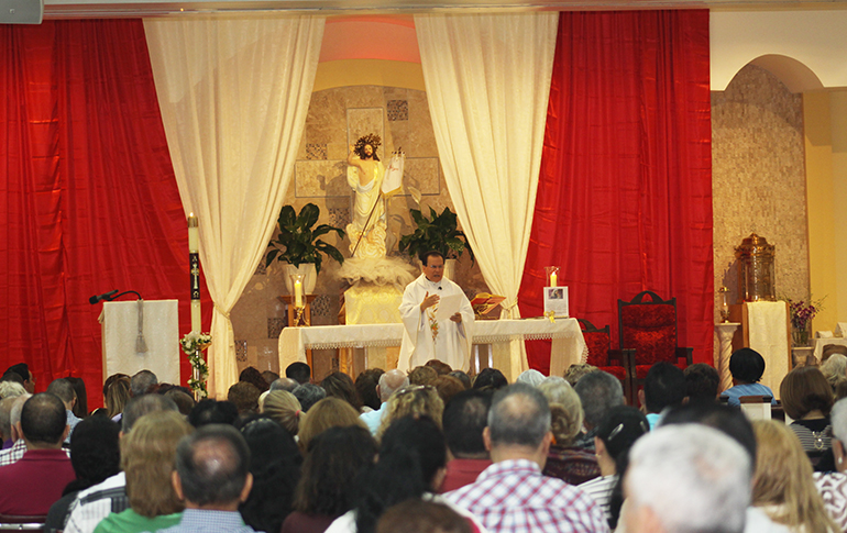 El P. Álvaro Huertas, administrador de la parroquia Santa Bárbara, explica el Evangelio durante una Misa dominical .