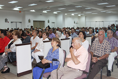 Los feligreses de la parroquia Santa Bárbara asisten a la Misa dominical en el salón parroquial, a la espera de que se construya el templo.