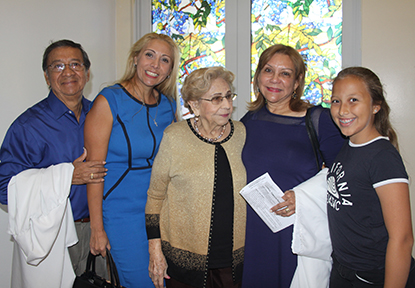Los integrantes del Ministerio de Música de la parroquia Santa Bárbara, en Hialeah posan para la foto después de la Misa dominical. Desde la Izquierda: Jaime Bodero, Marisela Sardinas, María Maldonado, María Jiménez y la monaguilla, Camila Naranjo de 11 años.