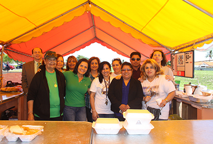 Posan para la fotografía los integrantes del ministerio de lectores de la parroquia Santa Bárbara que les tocó atender el kiosco de comida. Todos los ministerios de la parroquia por turnos atienden el kiosco de comida durante las Misas dominicales para recaudar fondos para la construcción del templo parroquial.