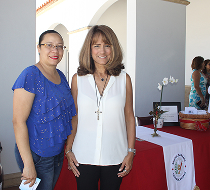 Desde la izquierda: Magdalena Espinal y Soraya Fiallo, feligresas de Santa Bárbara dan la bienvenida a los asistentes a la Misa dominical.