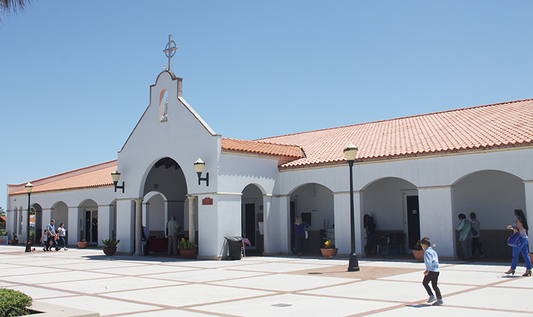 Fachada de la parroquia Santa Bárbara, en Hialeah.