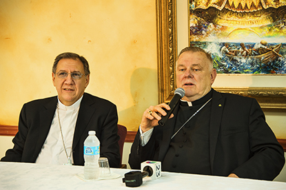 Fotografía de archivo Encuentro Eclesial Cuba Diáspora 2016, en la Ermita de la Caridad. Mons. Arturo González, Obispo de la Diócesis de Santa Clara, Cuba, y el Arzobispo de Miami, Thomas Wenski dan a conocer los logros y las conclusiones de los 19 encuentros ya realizados.