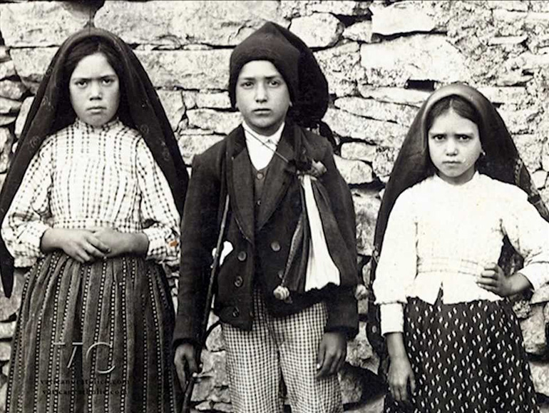 Los tres pastorcitos de Fatima: Lucía, Francisco y Jacinta. Los encuentros con la Virgen se convirtieron en un auténtico calvario para los tres niños. La familia se opuso; les dijeron que no era la Virgen, sino el demonio en persona.