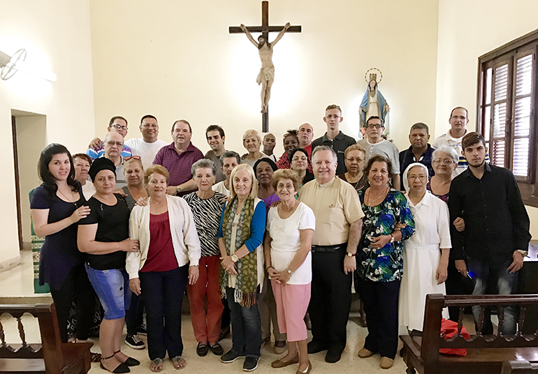 El P. Juan Sosa, párroco de St. Joseph, en Miami Beach y Rogelio Zelada, director asociado de la Oficina de Ministerios Laicos de la Arquidiócesis de Miami, junto a participantes del taller de formación litúrgica impartido en la Diócesis de Matanzas en febrero pasado.