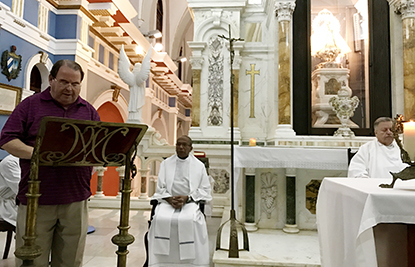 Misa en la Basílica del Cobre, a los pies de la sagrada imagen de la Virgen de la Caridad. Junto al P. Sosa y a Rogelio Zelada se encuentra el P. Juan Elizalde Piñera, secretario ejecutivo de la Comisión Nacional de Liturgia de la Conferencia de Obispos Católicos de Cuba.