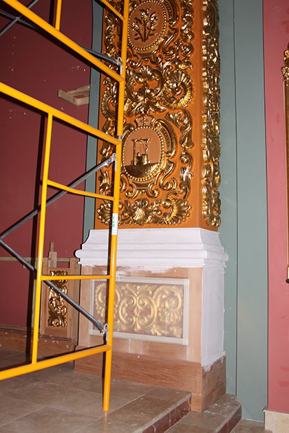 Parte de una columna del altar mayor con pan de oro, de la Iglesia-Museo La Merced, de la parroquia Corpus Christi, en Miami.