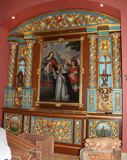Imagen de Santa Rosa de Lima, una santa peruana, pertenece a la escuela de pintura Cuzqueña, surgida en Perú en la época Virreinal. La imagen está colocada en uno de los altares pequeños ya con pan de oro.