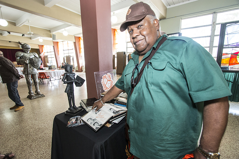 Allan Blondell, graduado de la clase de 1965, revisa un viejo anuario. Las escuelas secundarias Archbishop Curley and Notre Dame se integraron discretamente en 1960 y 1961, convirtiéndose en las primeras escuelas de La Florida en hacerlo -y las primeras escuelas católicas en el sudeste de los Estados Unidos – en dar la bienvenida a estudiantes afroamericanos. Blondell lo describió como un paso atrevido sin fanfarria. "Querían evitar a un montón de gente loca en las puertas”.