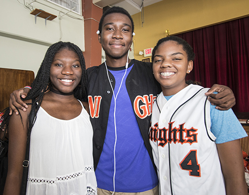 Desde la izquierda: Tajmara Antoine, Dimitri Francois e Israel Powell, miembros de la clase 2018 de Archbishop Curley Notre Dame que terminarán sus años de escuela secundaria en la escuela Msgr. Edward Pace High.