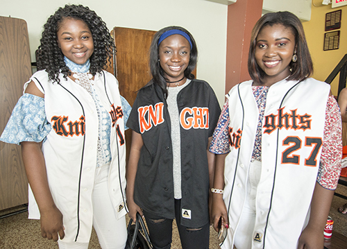 Desde la izquierda: Christie Etienne, Maniola Mompremier y Dominique Etienne. Christie terminará su último año en la escuela secundaria Msgr. Edward Pace; Mompremier y Dominique Etienne se graduaron en 2015 de Archbishop Curley Notre Dame.