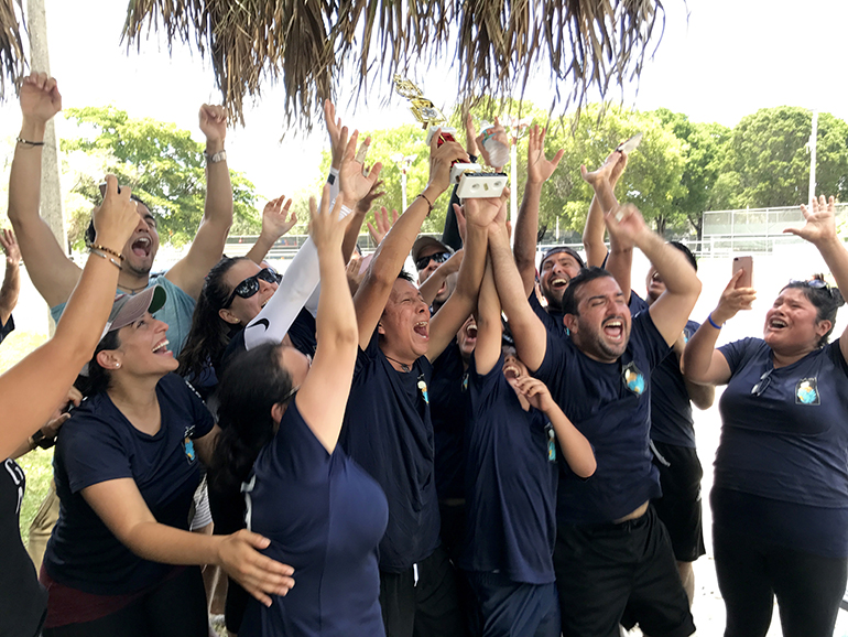 Los rostros de los jóvenes del grupo Amén de la parroquia St. Louis dicen bien la alegría de la victoria, y en sus actitudes se refleja la expansión de regocijo que se produce cuando el esfuerzo mancomunado y la perseverancia rinden frutos.