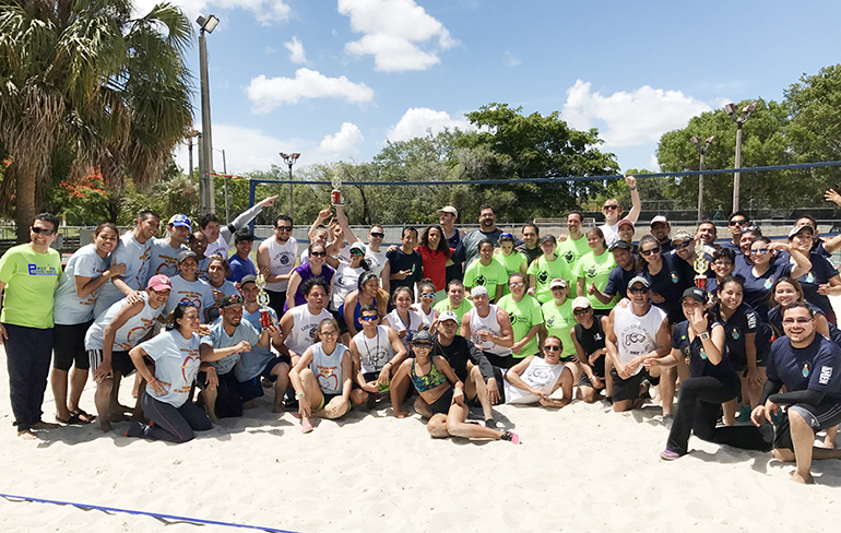 Jugadores de los cuatro equipos semifinalistas del Torneo de Voleibol, Hijos de María 2017, auspiciado por la Pastoral Juvenil Hispana de la Arquidiócesis de Miami, celebran la Fe y la amistad tras culminar el campeonato en Tamiami Park.