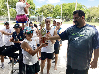 Kelly Tarazona, líder del grupo Luz Dominica de la parroquia St. Dominic, recibe el trofeo del tercer lugar. El equipo entrena dos veces por semana en un parque cercano y antes de empezar oran en comunidad. Gracias al deporte han reclutado a nuevos fieles para participar en otras actividades pastorales.