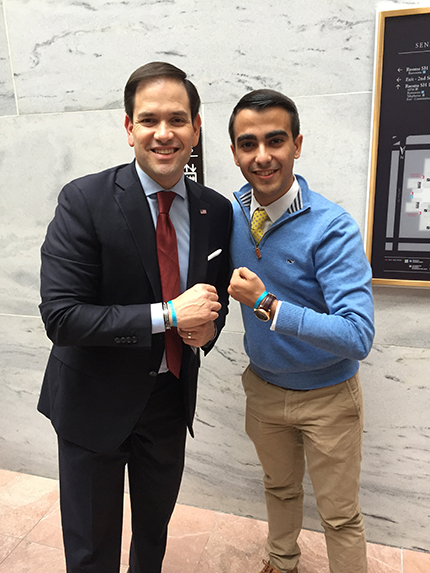 Jonathan Aguiar se reunió con el senador Marco Rubio en un viaje de la escuela secundaria Christopher Columbus a Washington, D.C. Le habló sobre su campaña Know More para  la prevención de la agresión sexual y le dio un brazalete azul que la organización vende como recordatorio de su compromiso de poner fin a la agresión sexual.