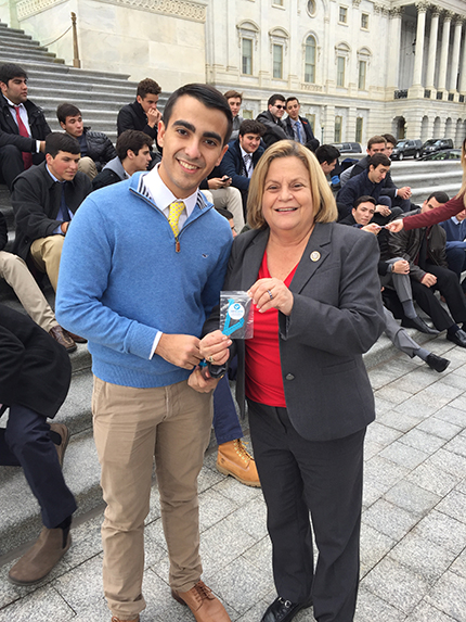 Jonathan Aguiar se reunió con la representante Ileana Ros-Lehtinen en un viaje de la escuela secundaria Christopher Columbus a Washington, D.C. Le habló sobre su campaña Know More para prevenir la agresión sexual y le dio un brazalete azul que la organización vende como recordatorio de su compromiso de ponerle fin a la agresión sexual.