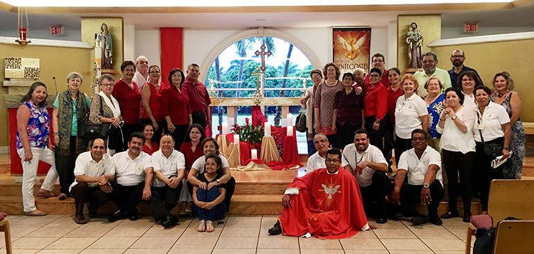 Voluntarios y feligreses de la parroquia Prince of Peace al concluir la Santa Misa en la Solemnidad de Pentecostés, el 4 de junio de 2017. El sacerdote colombiano Giovanni Peña (frente) lidera la congregación con entusiasmo evangélico.