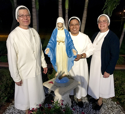 Las Hnas. mexicanas María Cristina Vargas Sánchez (izq.), Guadalupe Moctezuma y Esther Samudio, de la Congregación de Religiosas Teatinas de la Inmaculada Concepción, viven cerca de la parroquia y participan en sus servicios litúrgicos.