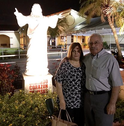 Carlos y Maggie Pernas, uno de los matrimonios fundadores de la parroquia Prince of Peace hace tres décadas, cuando los servicios se realizaban en el Colegio de Belén. En marzo de 1999, se inauguró la nueva sede de la parroquia donde una imagen del Sagrado Corazón de Jesús da la bienvenida a los fieles.