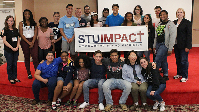 Los estudiantes, profesores e instructores de STU Impact en una foto de grupo. Es el segundo año en que el campamento de teología lleva a
los estudiantes de secundaria a una experiencia intensiva de una semana en educación teológica católica.