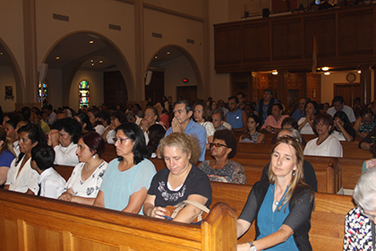 Decenas de empleadas domésticas y representantes de organizaciones que ayudan a este sector asistieron a la Misa por el reconocimiento del trabajo de las empleadas del hogar, celebrada por el Arzobispo de Miami Thomas Wenski en la Catedral St. Mary.