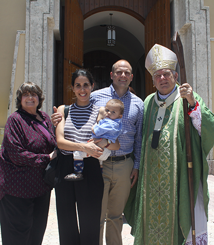 El senador estatal de Miami, José Javier Rodríguez, quien asistió a la Misa con su esposa Sonia, su hijo Javier y su mamá Joyce, posan junto al Arzobispo Thomas Wenski delante de la Catedral St. Mary despues de la Misa por las trabajadoras domésticas.