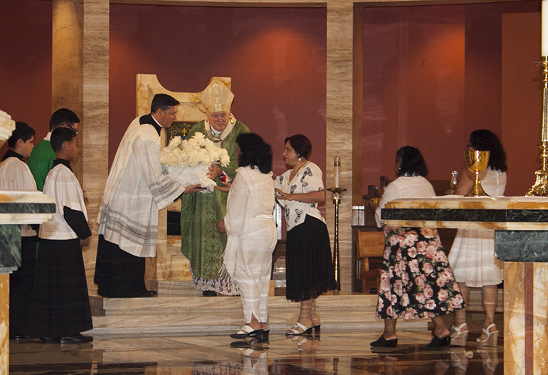 Representantes de la organización Women Working Together USA entregaron una canasta de rosas blancas como ofrenda durante la Misa por el reconocimiento de la labor de las empleadas del hogar en  el Condado Miami-Dade, celebrada por el Arzobispo Thomas Wenski, en la Catedral St. Mary.