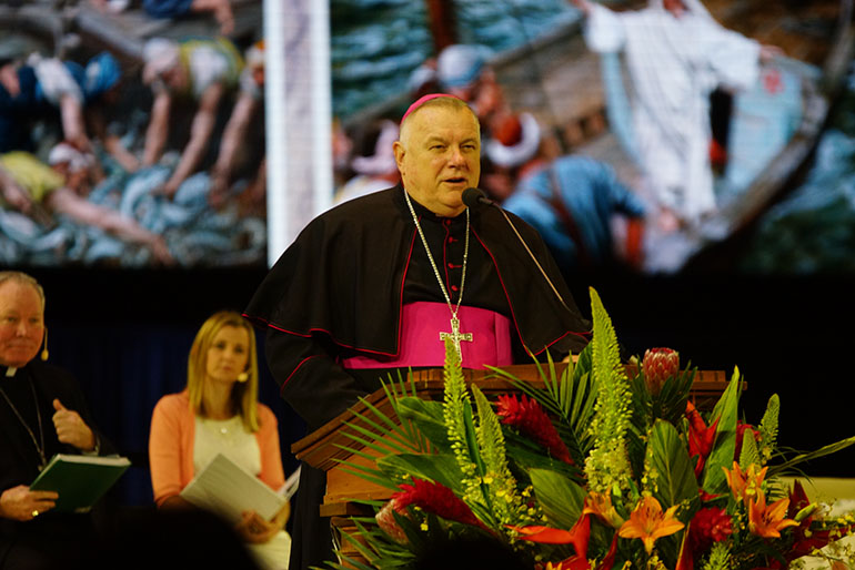 El arzobispo Thomas Wenski habla durante una sesión plenaria de la Convocatoria de Líderes Católicos en Orlando el 2 de julio.