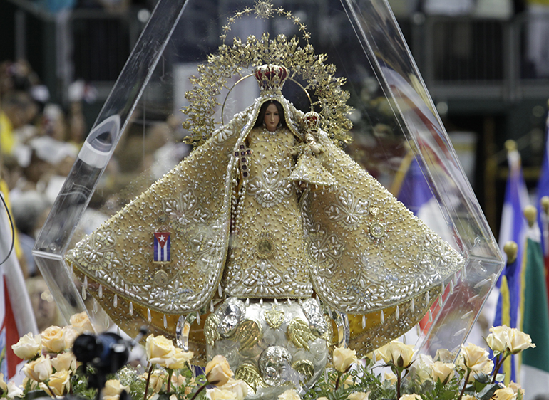 La Virgen de la Caridad estrena uno de los mantos creados por Carmen Ruiz durante la celebración anual de su fiesta, el 8 de septiembre.