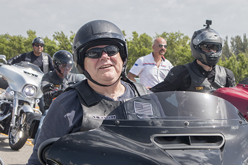 El Arzobispo Thomas Wenski y sus compañeros motociclistas en medio del tráfico a lo largo de la autopista US-1, en su viaje a los Cayos de La Florida. El viaje aparecerá en la segunda temporada del programa televisivo “Long Ride Home”, de Bear Woznick, en EWTN.