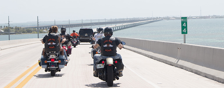 El Arzobispo Thomas Wenski, Bear Woznick y su equipo de filmación cruzan el puente de las Siete Millas de regreso a Miami desde Key West. El paseo será presentado en la segunda temporada de la serie Woznick "Long Ride Home" en EWTN.