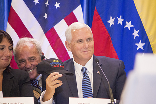 El vicepresidente Mike Pence sostiene una gorra con el escrito "Make Venezuela Great Again", (Hagamos Venezuela Grande Nuevamente) entregado por uno de los exiliados que conoció durante una sesión privada, en la iglesia Our Lady of Guadalupe, en El Doral, el 23 de agosto.