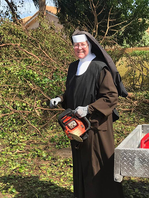 La Hna. Margaret Ann, una Carmelita del Sagrado Corazón que es la directora de la escuela secundaria en la Archbishop Coleman Carroll, en West Kendall, se convirtió en una sensación de las redes sociales cuando un oficial de la Policía de Miami-Dade publicó un video y esta foto de ella empuñando una sierra para despejar los árboles de una calle.