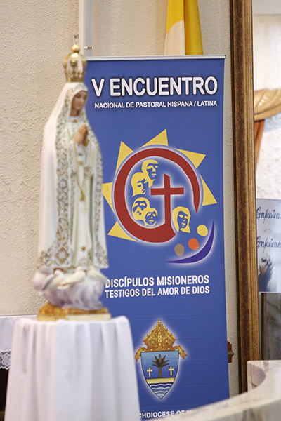 La imagen de la Virgen del Rosario acompaña el banderín del V Encuentro durante la Misa de apertura de la celebración arquidiocesana del V Encuentro, celebrada el 7 de octubre en la iglesia Immaculate Conception en Hialeah.