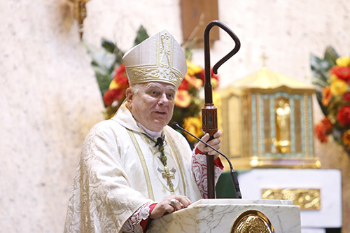 El Arzobispo Thomas Wenski predica la homilía durante la Misa de apertura de la celebración arquidiocesana del V Encuentro, celebrada el 7 de octubre en la iglesia Immaculate Conception en Hialeah.