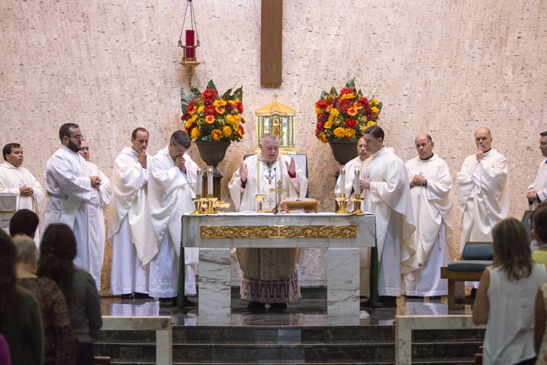 El Arzobispo Thomas Wenski celebra la Misa de apertura de la celebración arquidiocesana del V Encuentro junto con sacerdotas cuyas parroquias participaron en el proceso. La celebración tuvo lugar el 7 de octubre en la iglesia Immaculate Conception de Hialeah.