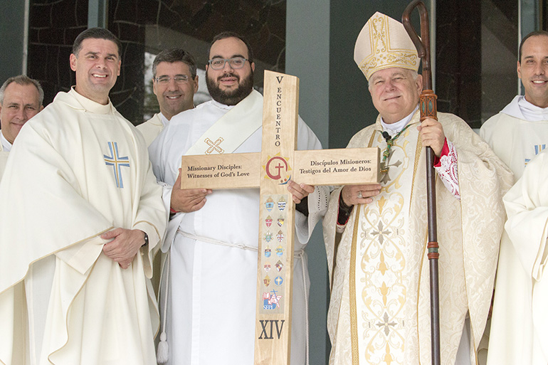 El Arzobispo Thomas Wenski, el P. Rafael Capó del SEPI (izquierda) y el Diácono Matthew Gomez y otros sacerdotes se retratan con la cruz regional del V Encuentro despues de la Misa el 7 de octubre en la iglesia Immaculate Conception de Hialeah.