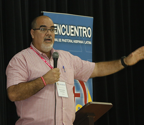 Fernando Gómez, quien copreside el V Encuentro en la Arquidiócesis, explica el proceso a los delegados arquidiocesanos reunidos en el Mercy Hall de la iglesia de la Inmaculada Concepción en Hialeah.