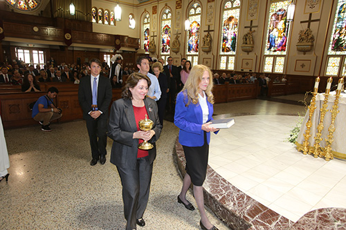 Family members of Circuit Judge John W. Thornton, Jr., the 2017 Lex Christi, Lex Amoris awardee, bring up the offertory at the Red Mass, from left: his sister, Jane Thornton, his wife, Mindy Thornton, and his sons, Ryan and David Thornton.