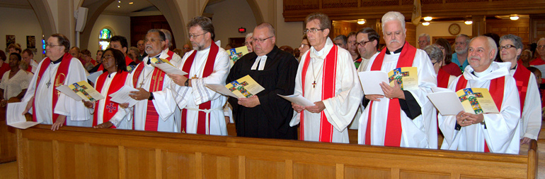 Pastores luteranos llenan uno de los bancos delanteros durante el servicio de Oración Común de Reforma 500 en la Catedral St. Mary. Al centro, de negro es el Rev. Frank Kopania, un funcionario luterano de Darmstadt, Alemania.