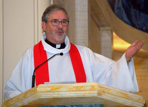 El Rvdo. Walter Still da un mensaje durante el servicio de Oración Común de Reforma 500, en la Catedral St. Mary. Él es presidente del Comité de la Reforma 500 para el Sínodo Florida-Bahamas de la Iglesia Evangélica Luterana en América.