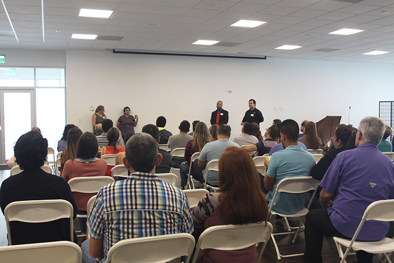 Decenas de feligreses de la parroquia Our Lady of Guadalupe y residentes de El Doral participaron en la charla gratuita sobre “Conozca sus Derechos” realizada en la parroquia, el 4 de noviembre.