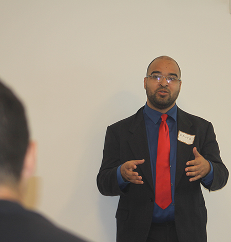 Félix Montañez, abogado de Catholic Legal Services explica a los participantes de la charla gratuita sobre inmigración cuáles son sus derechos en este país, en la parroquia Our Lady of Guadalupe, en El Doral.