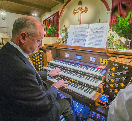 Jay Brooks, recognized organist and concert recitalist, plays Bach's Prelude and Fugue in A Minor on the newly-donated organ at St. Matthew Church.