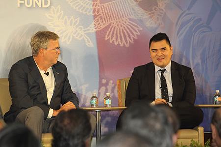 José Antonio Vargas (derecha), periodista ganador del premio Pulitzer y beneficiario de DACA, habla con el exgobernador de La Florida, Jeb Bush sobre su experiencia como inmigrante indocumentado que llegó al país cuando tenía 12 años y trabajó para el Washington Post sin documentos legales.