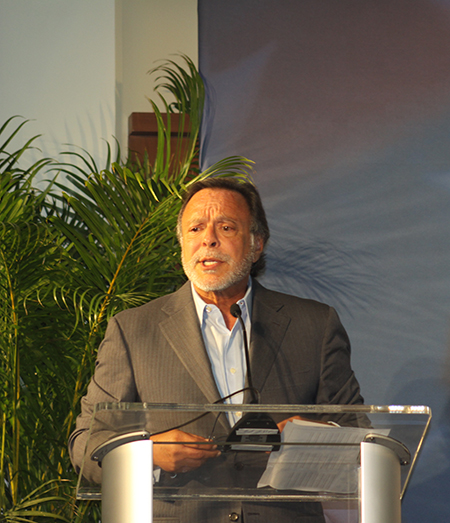 Mike Fernández, empresario y fundador de Impac fund, da la bienvenida a los asistentes a la “Conversación Bipartidista sobre la Reforma Migratoria”, en la Universidad de Miami. El evento fue convocado para tratar el futuro de la política y la inmigración. Participaron legisladores de ambos partidos, líderes cívicos, empresariales, académicos y religiosos, abogados y defensores de la inmigración.