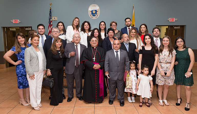 El Obispo Enrique Delgado posa después de la ceremonia con los 27 familiares (hermanos y sobrinos) que viajaron a Miami para la ordenación.