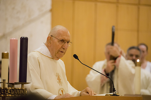 El diácono Al Mindel, miembro fundador de la parroquia, proclama el Evangelio durante la Misa del 50 aniversario de la Iglesia Our Lady of the Lakes.